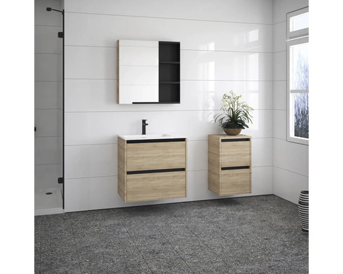 Salle de bains moderne avec meuble-lavabo, armoire de toilette et armoire haute aspect bois.