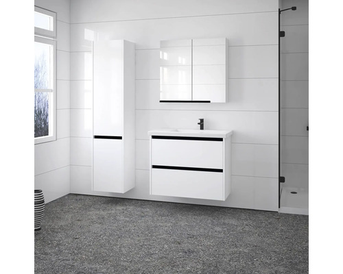 Badezimmer mit Waschtischunterschrank, Spiegelschrank und Hochschrank in hellem Design