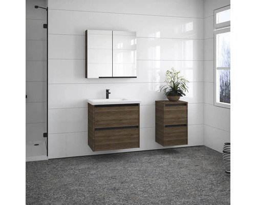 Salle de bains avec meuble sous-lavabo, armoire de toilette et armoire latérale aspect bois