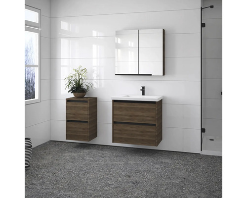 Salle de bains moderne avec lavabo, armoire de toilette et élément suspendu aspect bois
