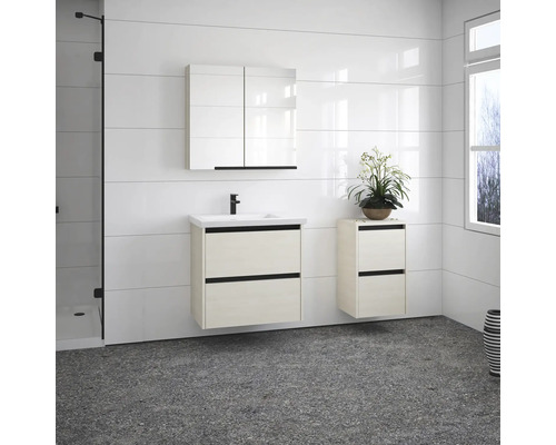 Badezimmer mit Waschtisch, Spiegelschrank und Hängeschrank in hellem Holzdekor