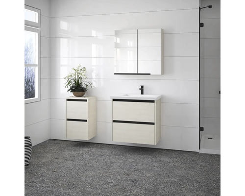 Salle de bain lumineuse avec meuble sous-lavabo, armoire de toilette et armoire latérale pour accessoires de salle de bain