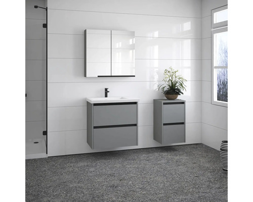 Salle de bain moderne avec lavabo, armoire de toilette et armoire latérale devant un mur blanc