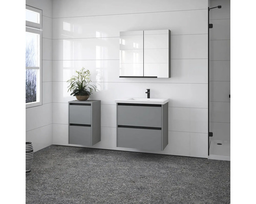 Salle de bain lumineuse avec meuble sous-lavabo, armoire de toilette et armoire latérale