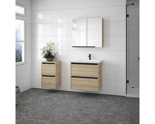 Modernes Badezimmer mit Waschtisch, Spiegelschrank und Duschkabine