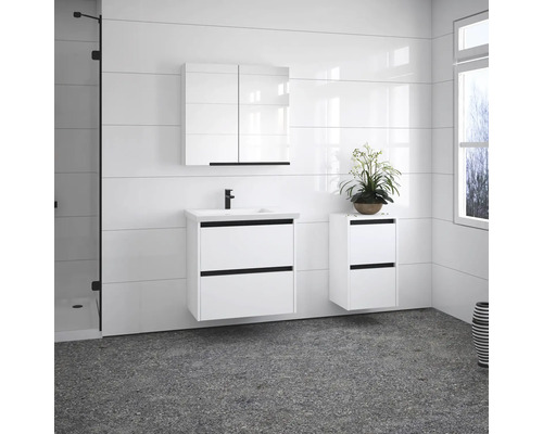 Salle de bains moderne avec meubles blancs, meuble sous-lavabo, armoire de toilette et armoire haute