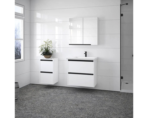 Salle de bains avec meubles blancs, meuble sous-lavabo, armoire suspendue et cabine de douche