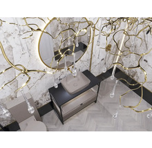 Salle de bains avec lavabo, miroir, toilettes et éclairage décoratif