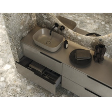 Salle de bains lumineuse avec meuble-lavabo, vasque à poser, robinetterie, miroir et décoration