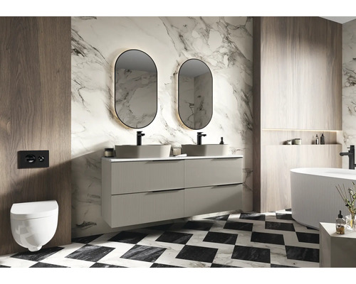 Salle de bains moderne avec meuble-lavabo double, miroirs avec éclairage, WC suspendu et carrelage à damier noir et blanc