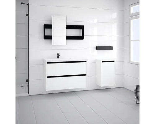 Badezimmer mit Waschbeckenunterschrank, Spiegelschrank und Hochschrank in modernem Design