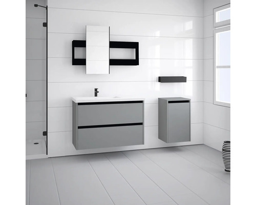 Badezimmer mit Waschtischunterschrank, Spiegelschrank und Hochschrank vor einer weißen Wand