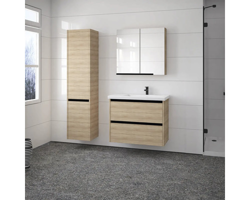 Badezimmer mit Waschtischunterschrank, Spiegelschrank und Hochschrank