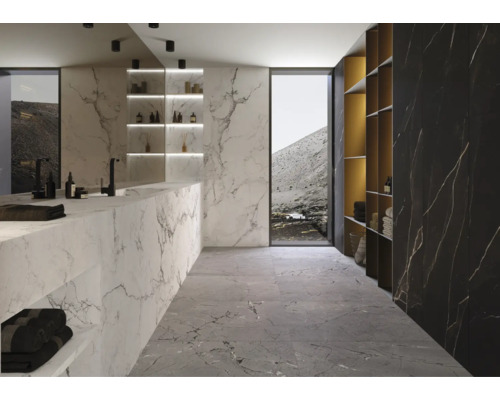 Modernes Badezimmer mit Marmoroptik, Waschtisch, Regalen und großem Fenster