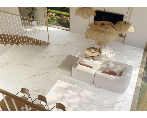 Heller Wohnraum mit Marmorboden, Sitzgruppe und Treppe