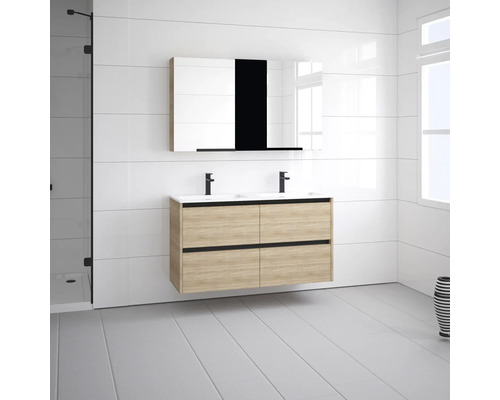 Salle de bains avec meuble sous-lavabo, miroir et lavabo