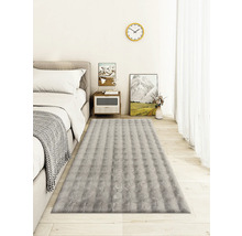 Schlafzimmer mit Bett und grauem Teppich