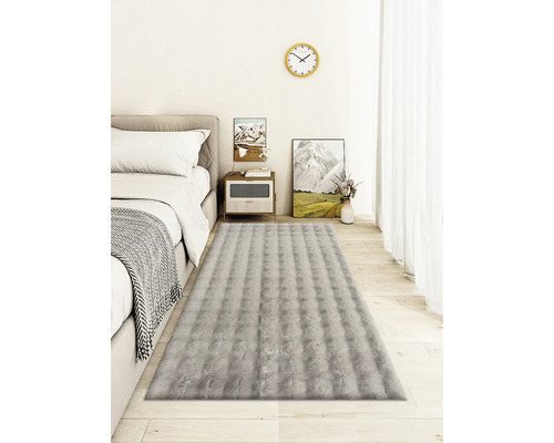 Schlafzimmer mit Bett und grauem Teppich