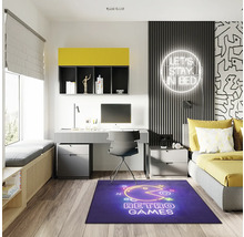 Modernes Jugendzimmer mit Schreibtisch, Bett und blauem Teppich mit Retro-Games-Motiv.