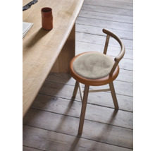 Chaise en bois avec coussin d''assise rond à une table en bois