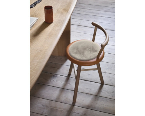 Chaise en bois avec coussin d''assise rond à une table en bois