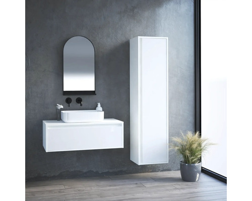 Modernes Badezimmer mit weißem Waschtisch, Spiegelschrank und Hochschrank vor grauer Wand
