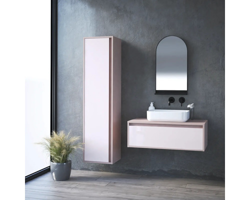 Badezimmer mit Waschbecken, Spiegelschrank und Hochschrank