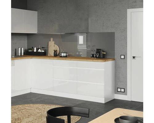 Cuisine moderne avec armoires blanches, plan de travail en bois et décoration élégante