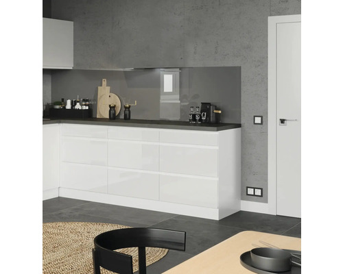 Cuisine moderne avec armoires blanches et plan de travail foncé