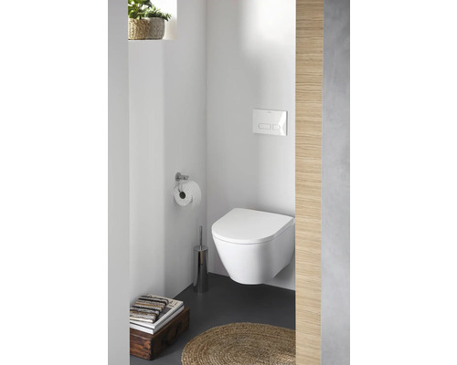 Modernes Badezimmer mit Wandtoilette, Toilettenbürste und Toilettenpapierhalter für ein sauberes und stilvolles Ambiente.