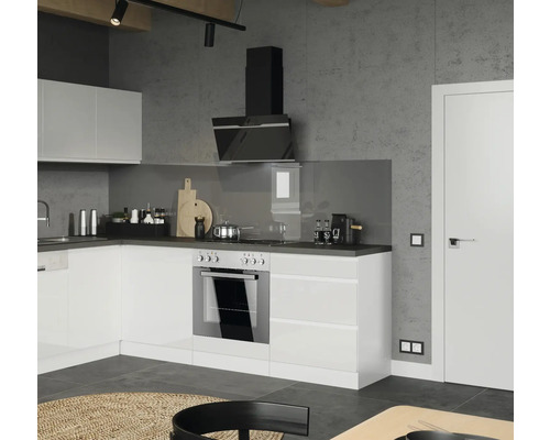 Cuisine moderne avec armoires blanches, hotte aspirante et four intégré.