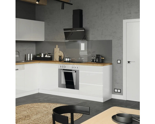 Cuisine avec four intégré, hotte aspirante et ustensiles de cuisine