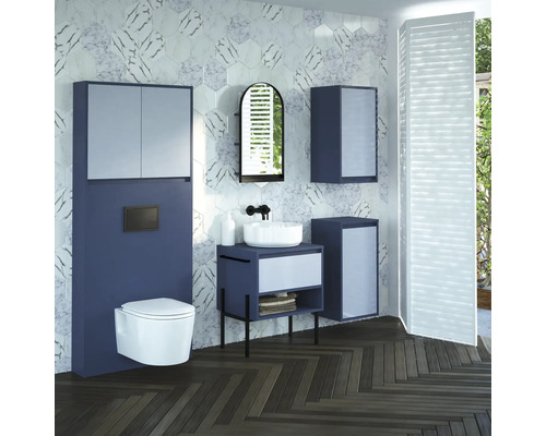 Salle de bains moderne avec WC, lavabo, armoire de toilette et carrelage mural imitation marbre.