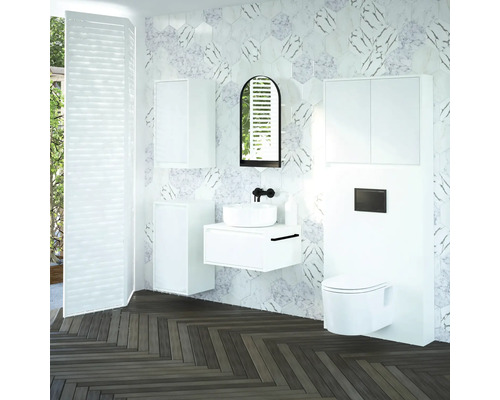 Modernes Badezimmer mit Waschbecken, Spiegelschrank, Toilette und Holzboden