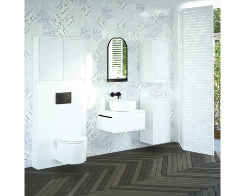 Salle de bains moderne avec WC suspendu, lavabo, miroir et carrelage clair