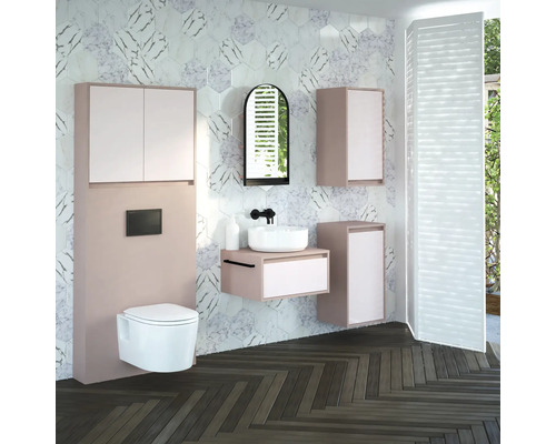 Salle de bain moderne avec WC, lavabo, miroir et armoires dans un design lumineux.