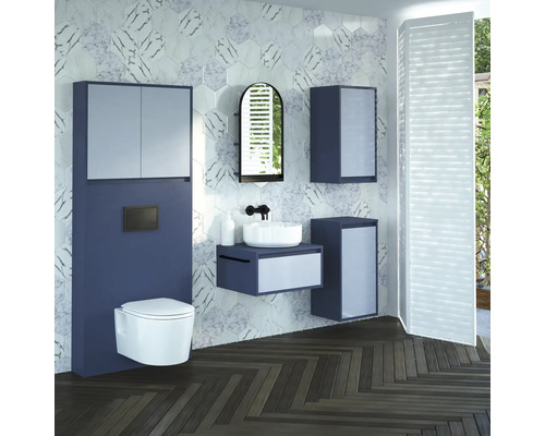 Salle de bain moderne avec lavabo, miroir, toilettes et carrelage imitation marbre.