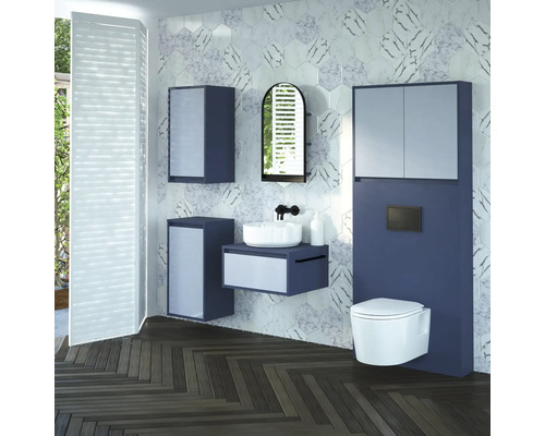 Modernes Badezimmer mit Waschbecken, Spiegelschrank, Hängewand-WC und passenden Badmöbeln in zeitgemäßem Design.