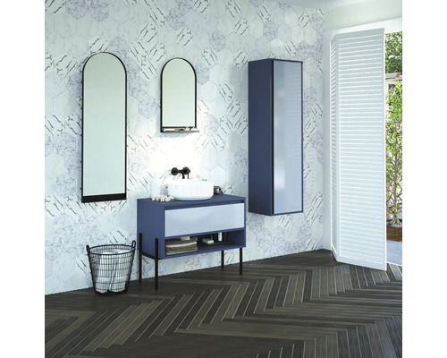 Modernes Badezimmer mit Waschbecken, Spiegeln, Badezimmerschrank und Korb