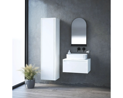 Modernes Badezimmer mit weißem Waschtischunterschrank, Spiegelschrank und Hochschrank