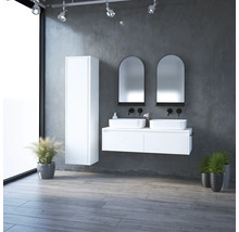 Salle de bain avec lavabos, miroirs, meuble sous-lavabo et armoire haute