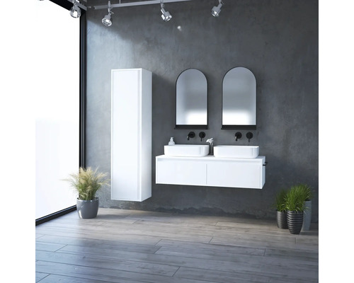 Salle de bain avec lavabos, miroirs, meuble sous-lavabo et armoire haute