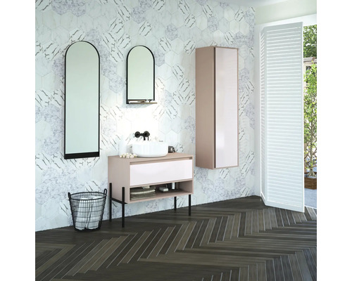 Modernes Badezimmer mit Waschbecken, Spiegel, Waschbeckenunterschrank, Hängeschrank und Fliesen in Marmoroptik.