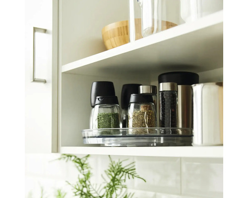 Gewürzregal mit verschiedenen Gewürzbehältern im Küchenschrank