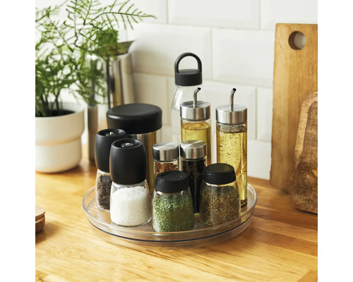 Küchenszene mit Gewürzmühlen, Gewürzgläsern und Ölflaschen auf einem Drehteller