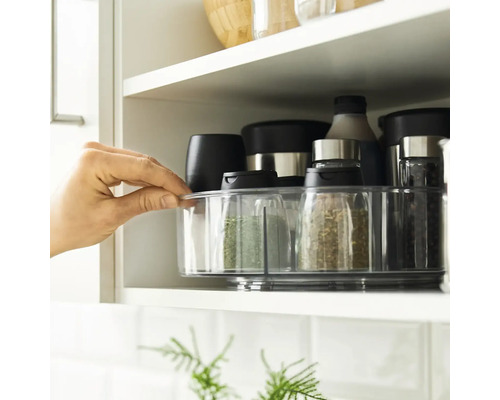 Étagère à épices avec diverses épices dans un placard de cuisine.