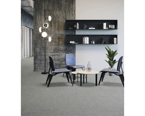 Szene mit Teppichboden, Stühlen, Couchtischen, Stehlampe und Regalen