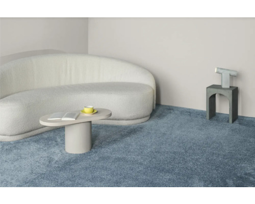 Wohnzimmer mit Teppich, Sofa, Tisch und Dekoration