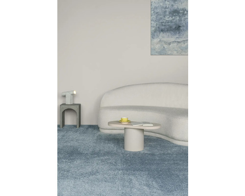 Wohnzimmer mit Teppich, Sofa, Tisch und Lampe