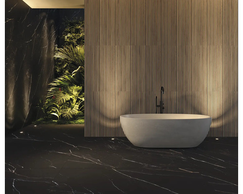 Badezimmer mit Badewanne, Holzpaneelwand und Marmorboden